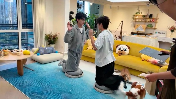 张呈雷淞然的“小力士”组合遇到毛不易，直接被“降维打击”！毛毛的俯卧撑做得又稳又