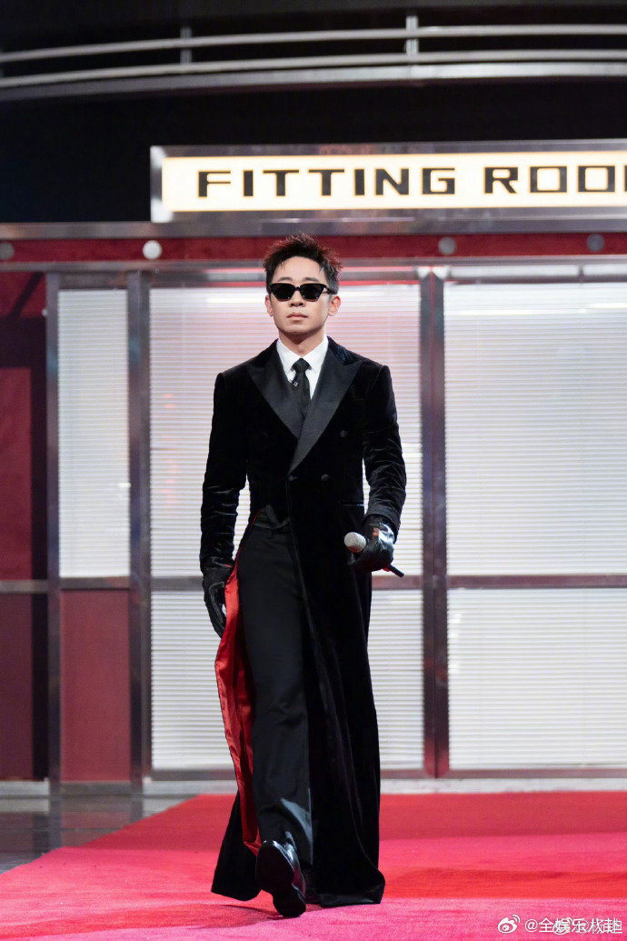 杨迪把张凌赫战袍穿成童装过了多久都能被杨迪戳中笑点！专门量身定做战袍，精准复刻，