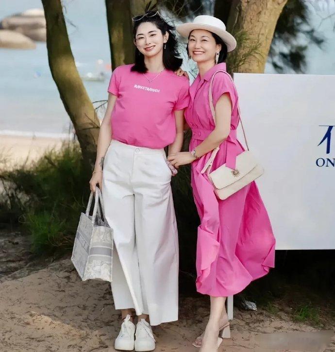 时尚无关年龄 这对母女穿搭太赞了！ 这三组穿搭你最喜欢哪套？  