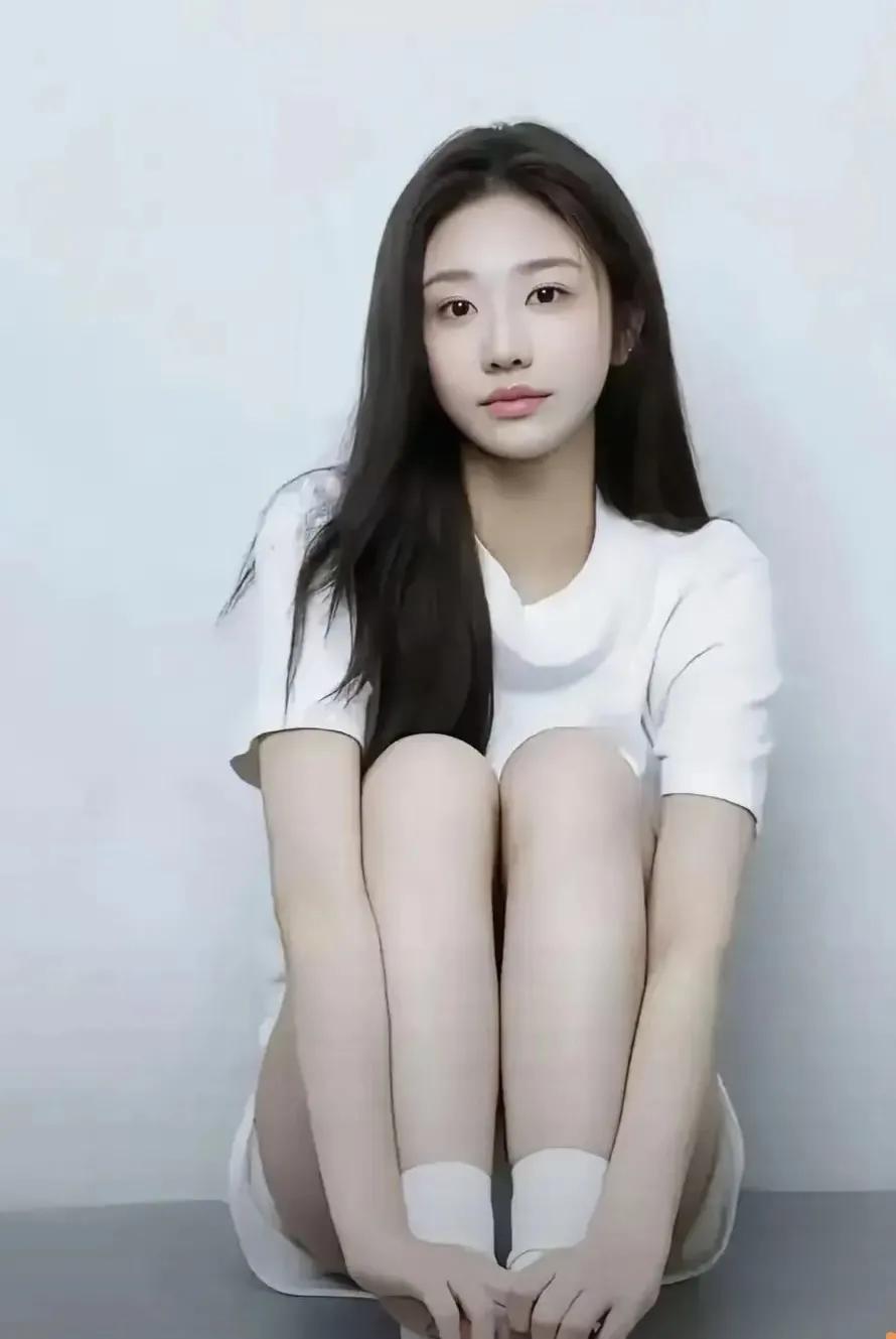 她，名叫小星的女子，走进了阿泽的世界。她的眼眸藏着星辰，每当她微笑，那笑容便如春