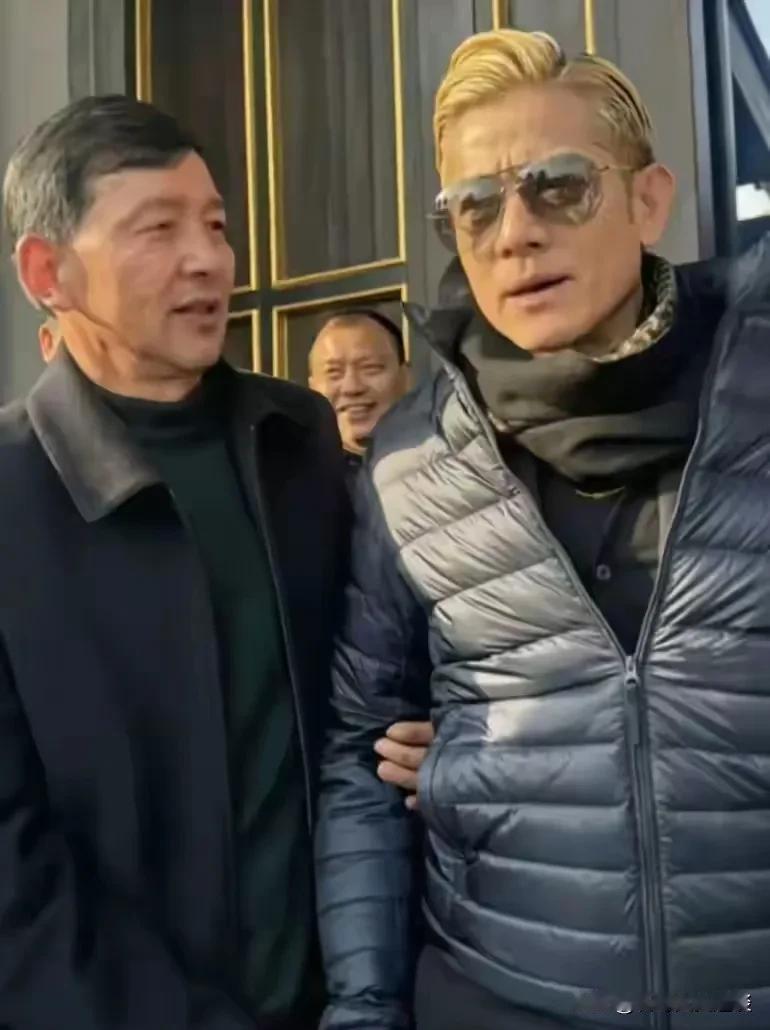 60岁的郭富城和58岁的岳父同框。他的岳父拉着天王的手说，天王啊，我是你的忠实粉