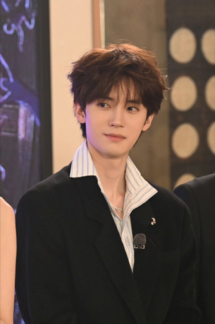 黄明昊为什么周翊然会火不想睡的星期五黄明昊即兴输出 rap 送给周翊然，翊然等于