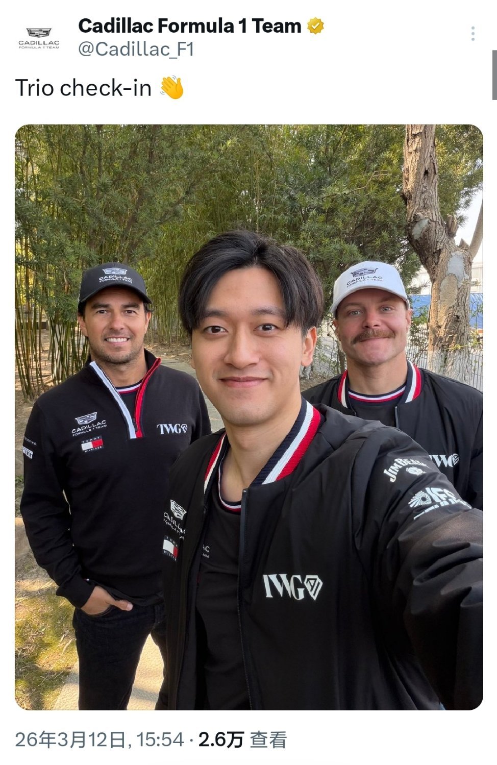 凯迪拉克车队官方在社媒上晒了周冠宇的自拍👀，身后是佩雷兹和博塔斯……感觉这张照