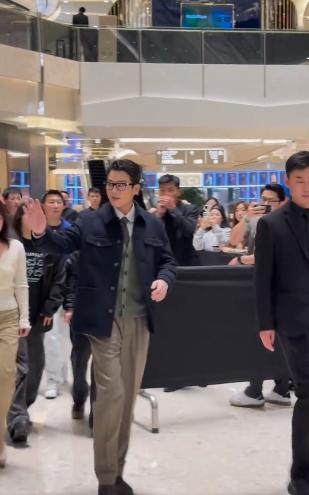 看了33岁欧豪和49岁靳东，才知道老干部气质，并不是年龄决定的。

这两天，欧豪