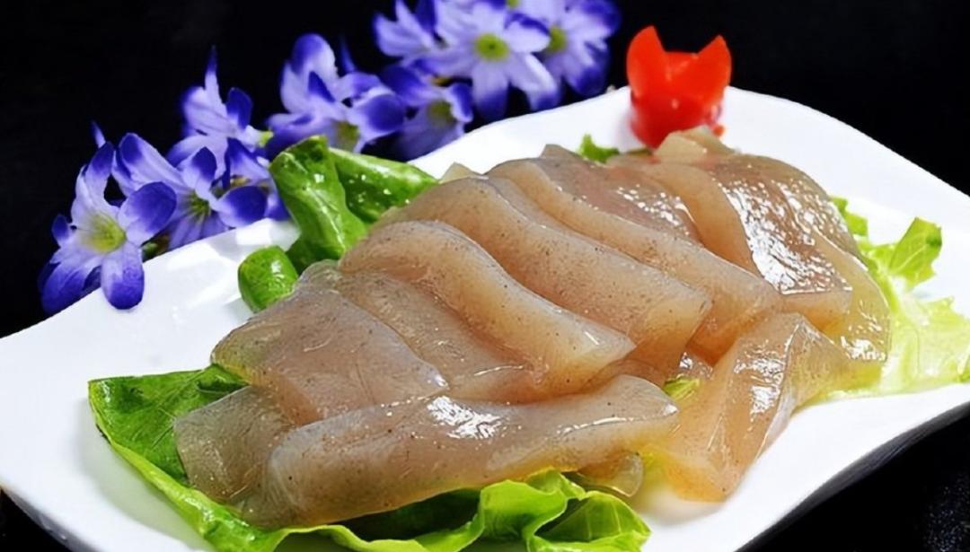 当下，餐厅是否该标明预制菜，犹如一颗投入餐饮行业湖面的石子，激起层层讨论的涟漪。