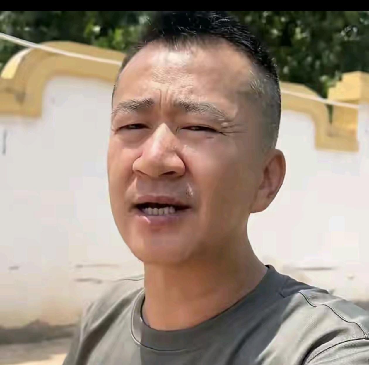 李嘉明怒批《功夫女足》质量拉胯，说特效假、剧情烂，还硬刚网友“只是说了实话”。可