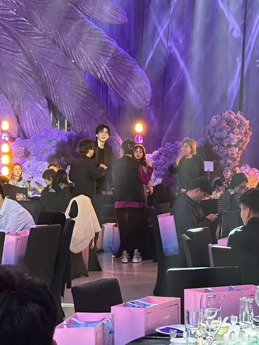 刘宇宁坐黄子韬婚礼主桌真的好出类拔萃啊 ​​​