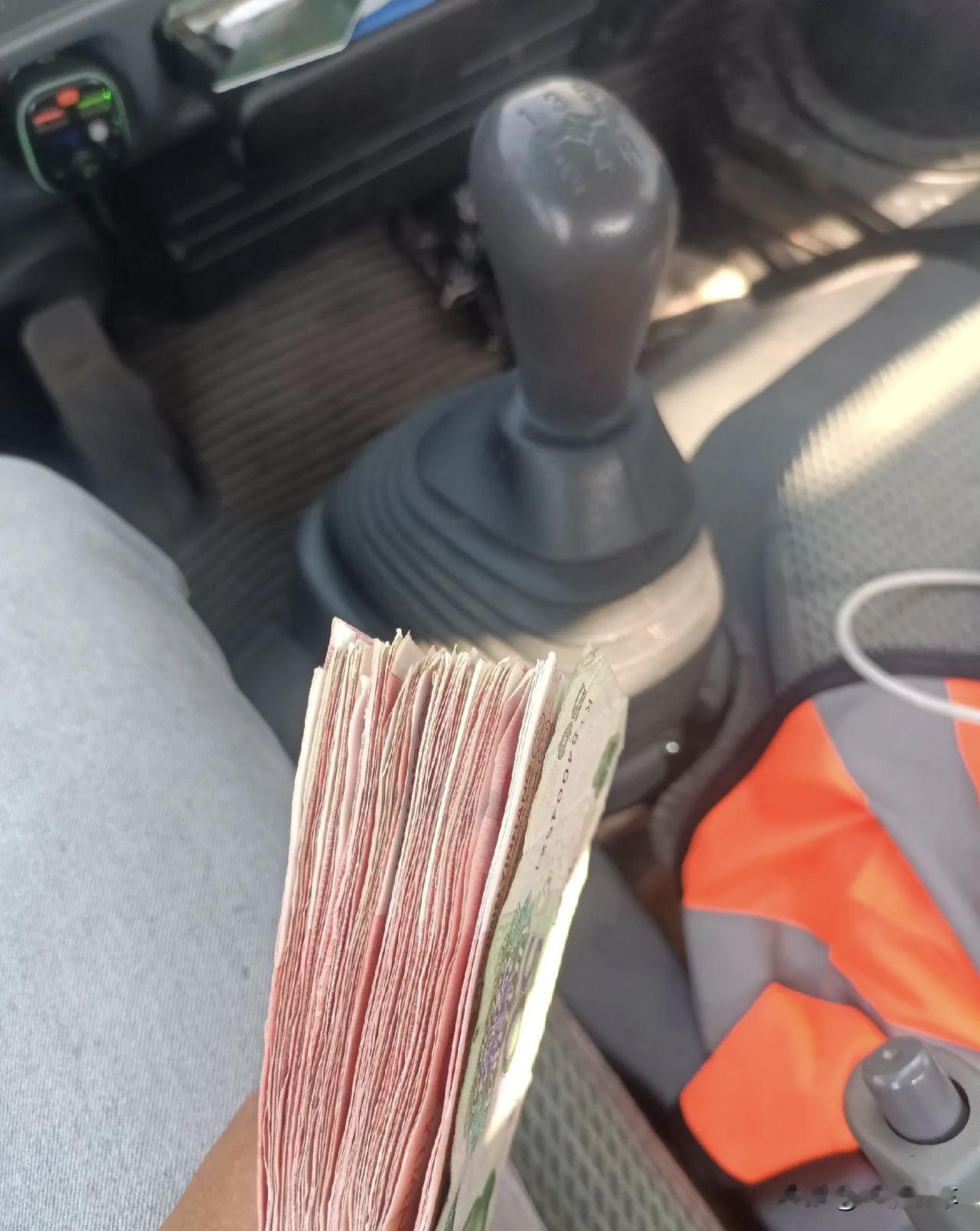 我和你们说哈，你开再好的车都不如兜里有票子有面子，有安全感，有底气。

很多人花