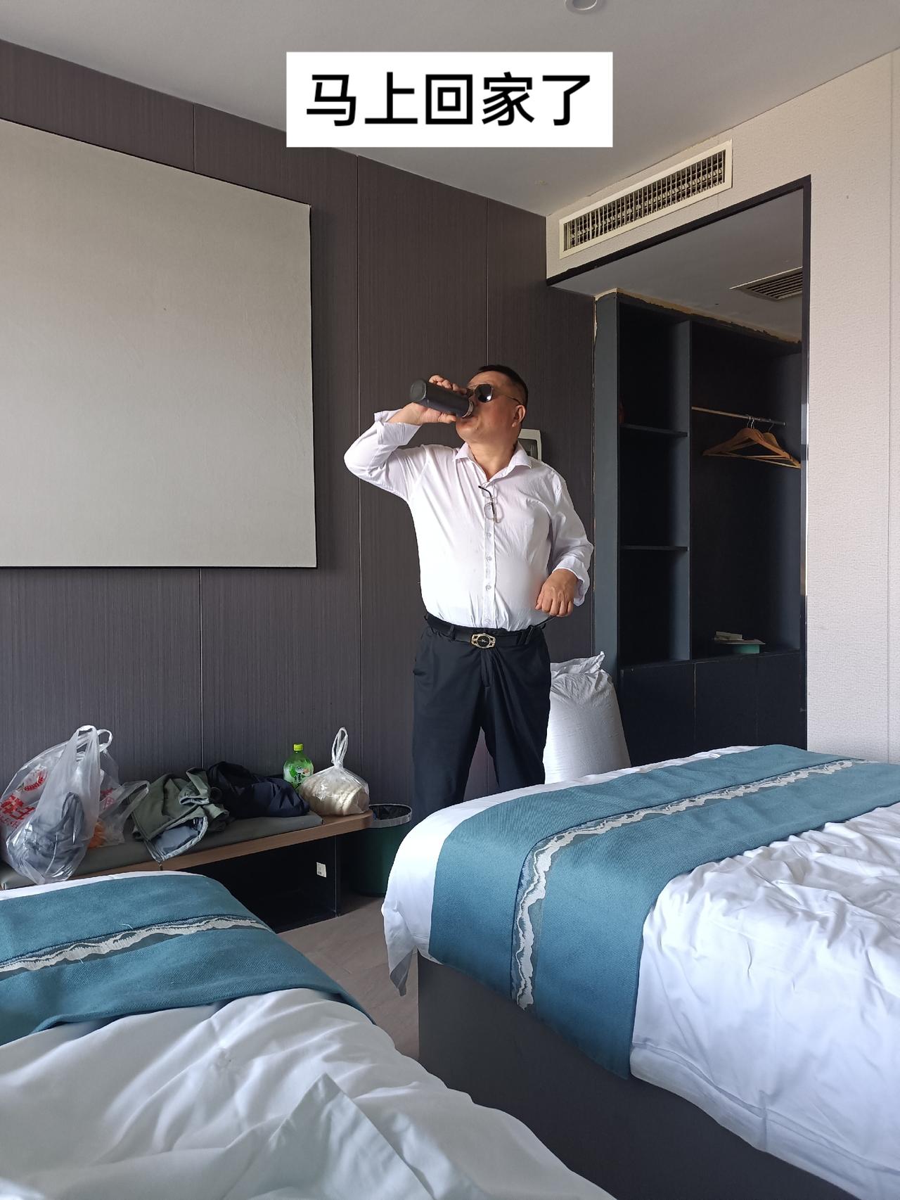 岁近回家意切匆，乡关遥望暖尘中。
与哥相约同祭祖，黄土塬上谒先风。
带上稚子随左