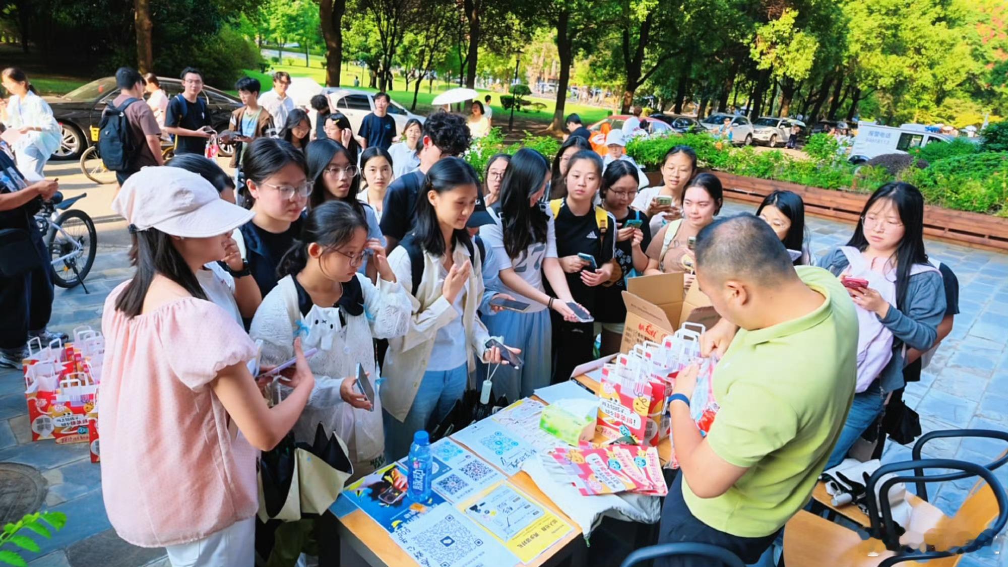 长沙高校新生礼都是辣的 网友都羡慕哭了！湖南农大新生礼包拆开竟是辣条？没错，这就