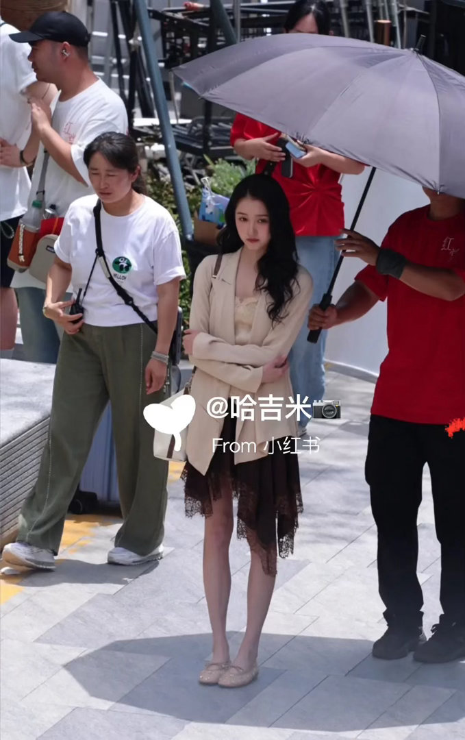 关晓彤红掌开机路透图来啦，这个状态感觉挺好的，你觉得呢 