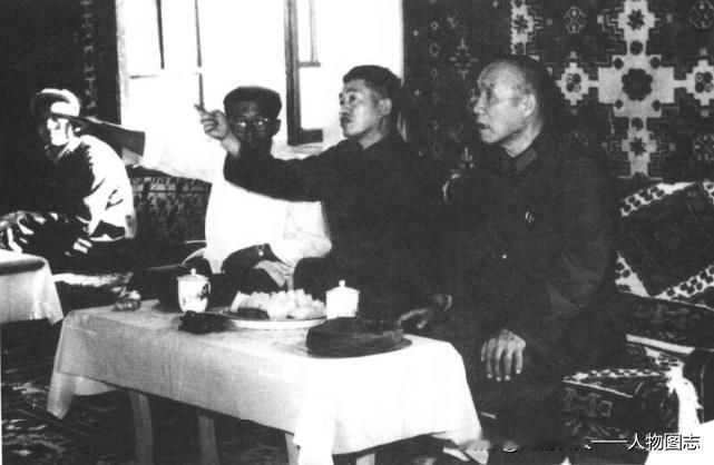 1973年，李达(右一)与皮定均将军(右二)在甘肃。