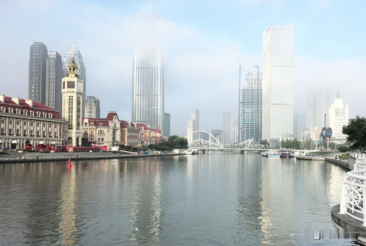 实拍晨雾弥漫海河。入伏第七日，昨日骤雨来去匆匆，好在将连日溽热涤荡殆尽。今晨，津