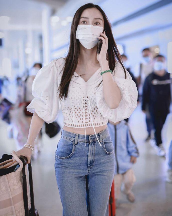 #angelababy# 短上衣牛仔裤秀出马甲线，超美哦！ ​​​