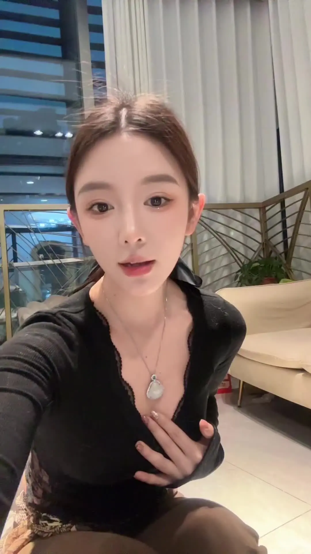 有钱都留给我花吧 她们饿了会自己挖野菜