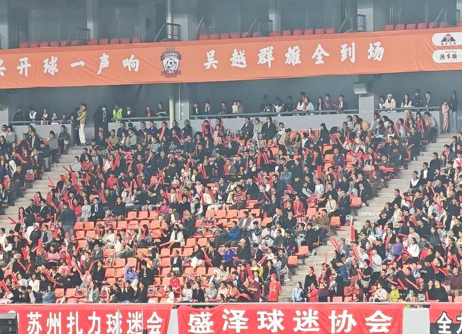 昨晚嘉兴体育中心，主场球迷看得很憋屈。
 

吴越杯第三轮，嘉兴队在主场0比3输