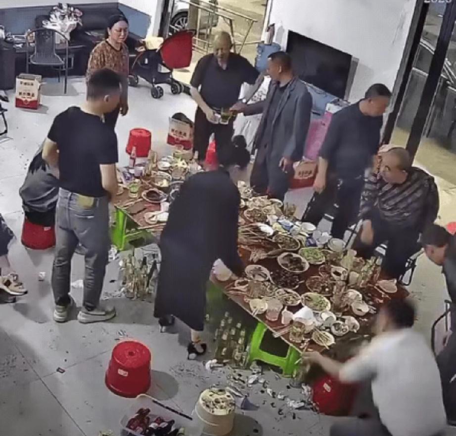 万万没想到。男子邀请亲朋好友在家里聚餐，炒了几十个菜好心招待，可是吃着吃着，一位