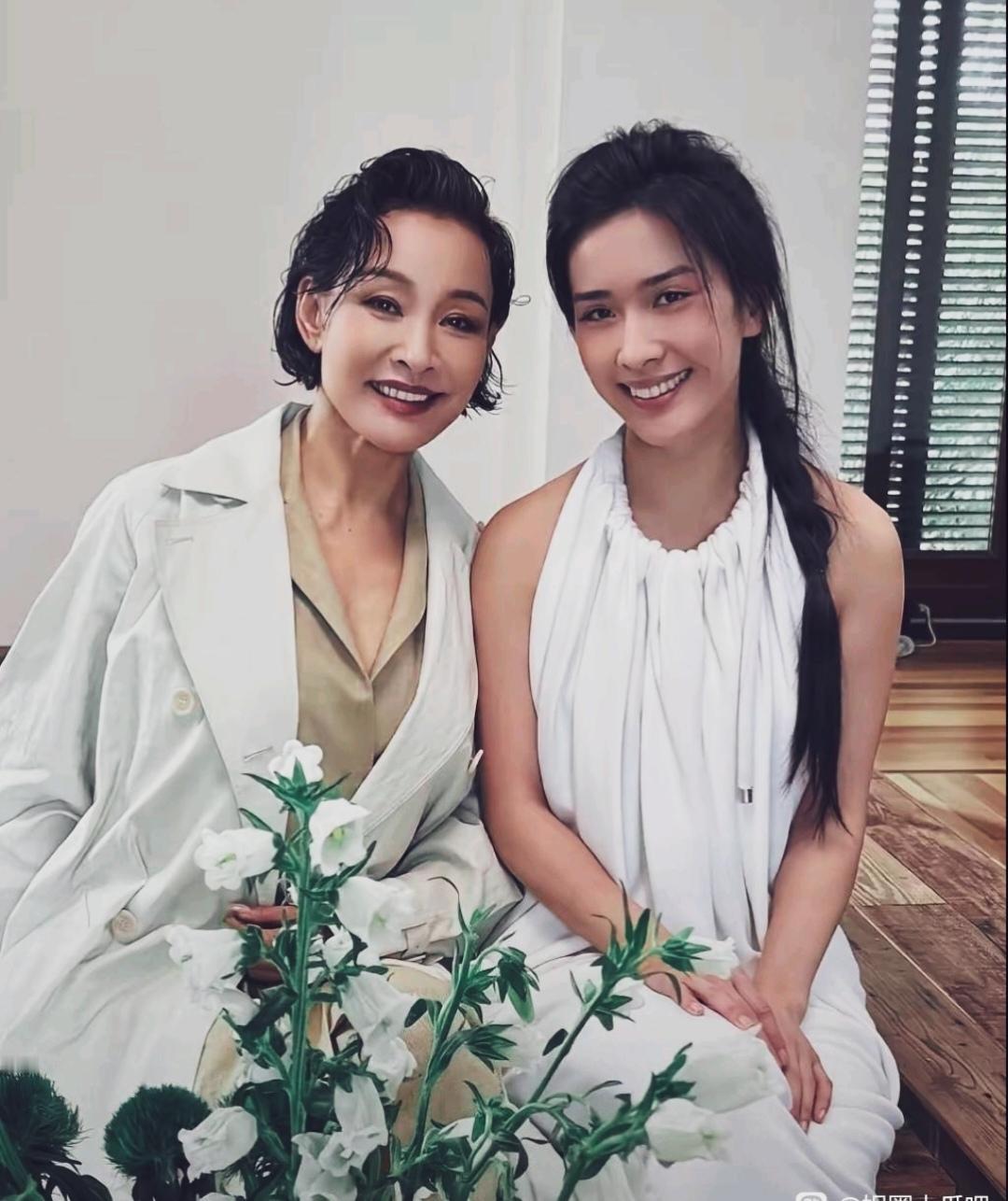 母女同框照，妈妈美，女儿更美！