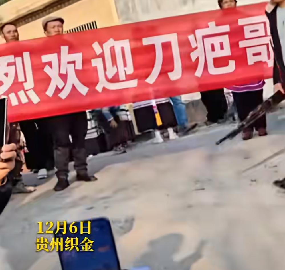 穷在闹市无人问，富在深山有远亲，这话在“刀疤哥”身上体现的淋漓尽致！

“刀疤哥