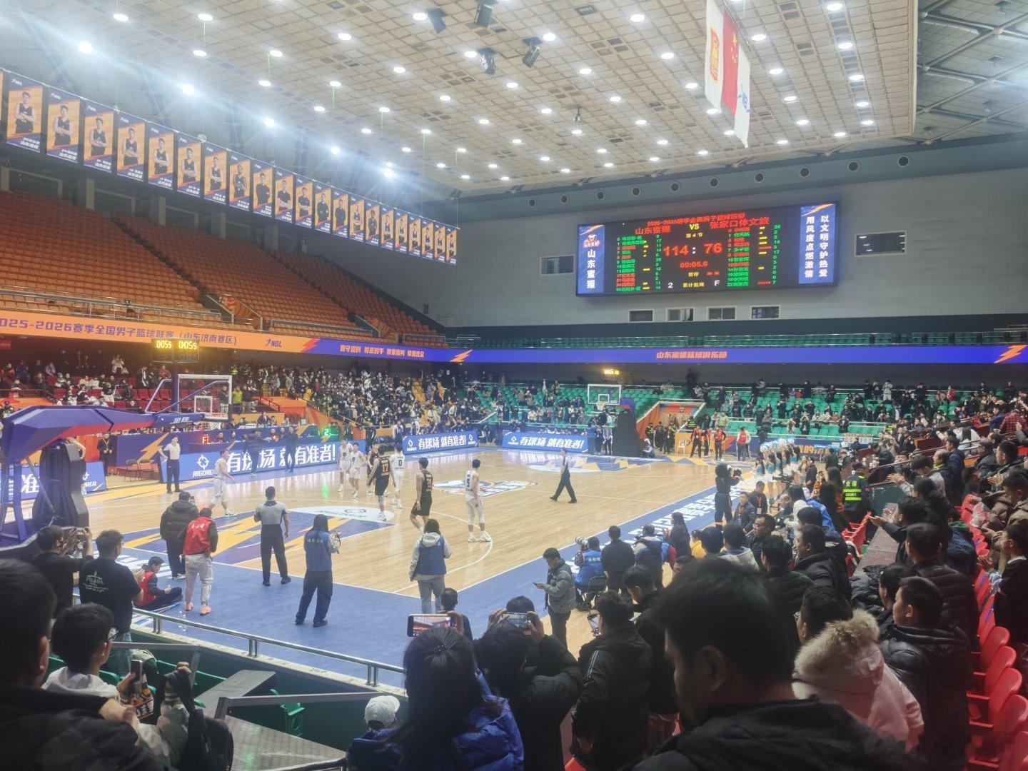 高速男篮正把山东球迷往蜜獾那边“赶”！同一天，山东高速男篮与山东蜜獾男篮均在主场