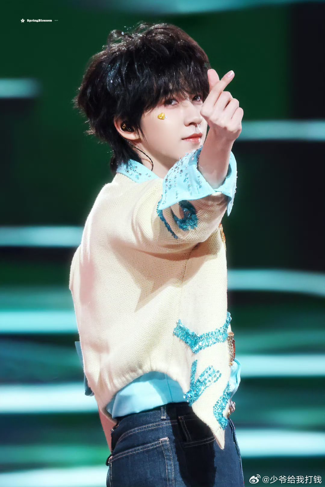 贺峻霖贺峻霖0615生日快乐贺峻霖 廿二振翮踏青云“春天很好，祝大家春天快乐。当