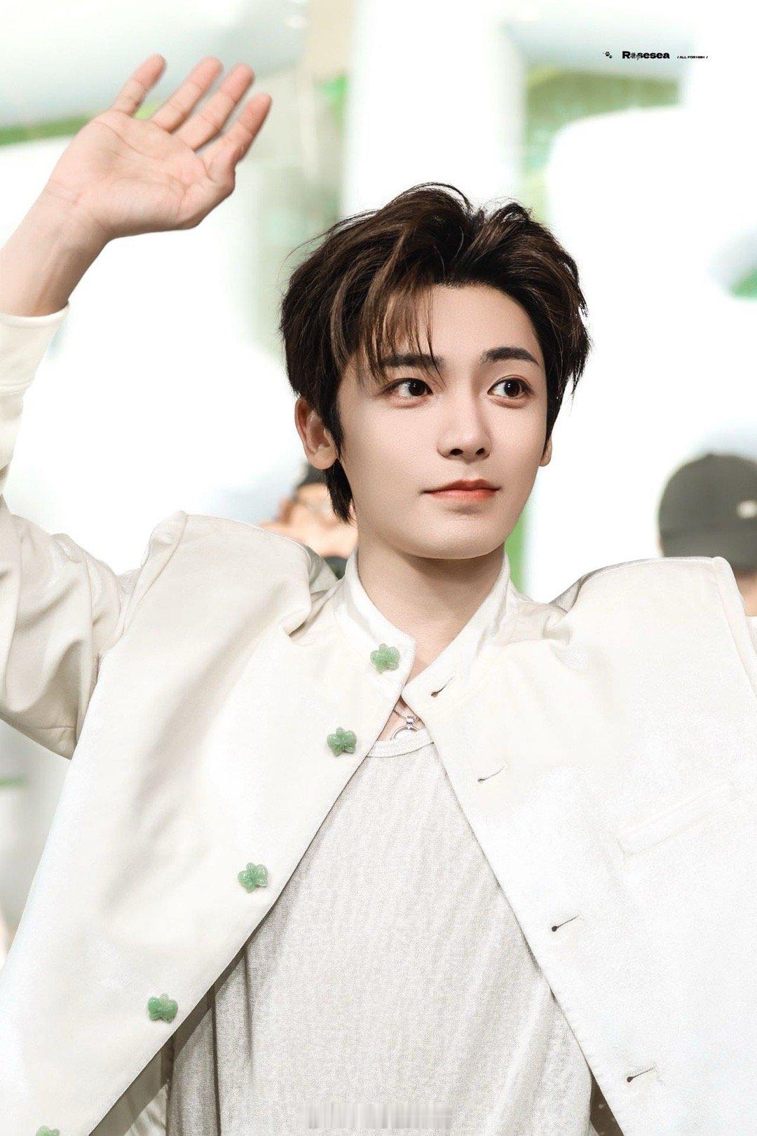 侯明昊嘴角自动上扬 侯明昊的嘴角，大概是全世界最会“表达快乐”的角落！不自觉地上