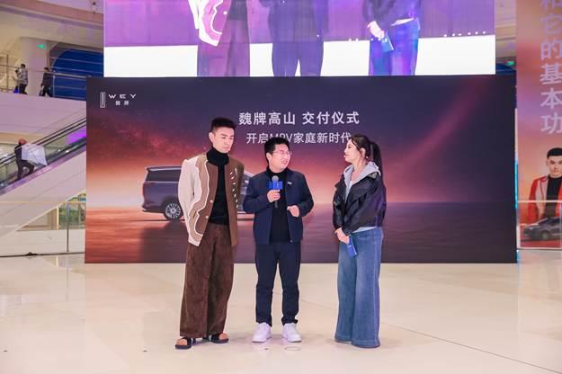 邓男子对高山的认可在保定爱情广场的交车仪式上得到了充分展现。3月13日，这位央视