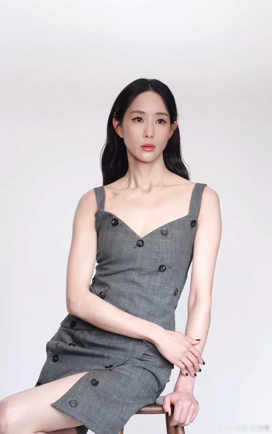 极简灰吊带裙配上浅淡妆容张钧甯没有技巧就硬美张钧甯简单的妆造不简单的美 张钧甯舒