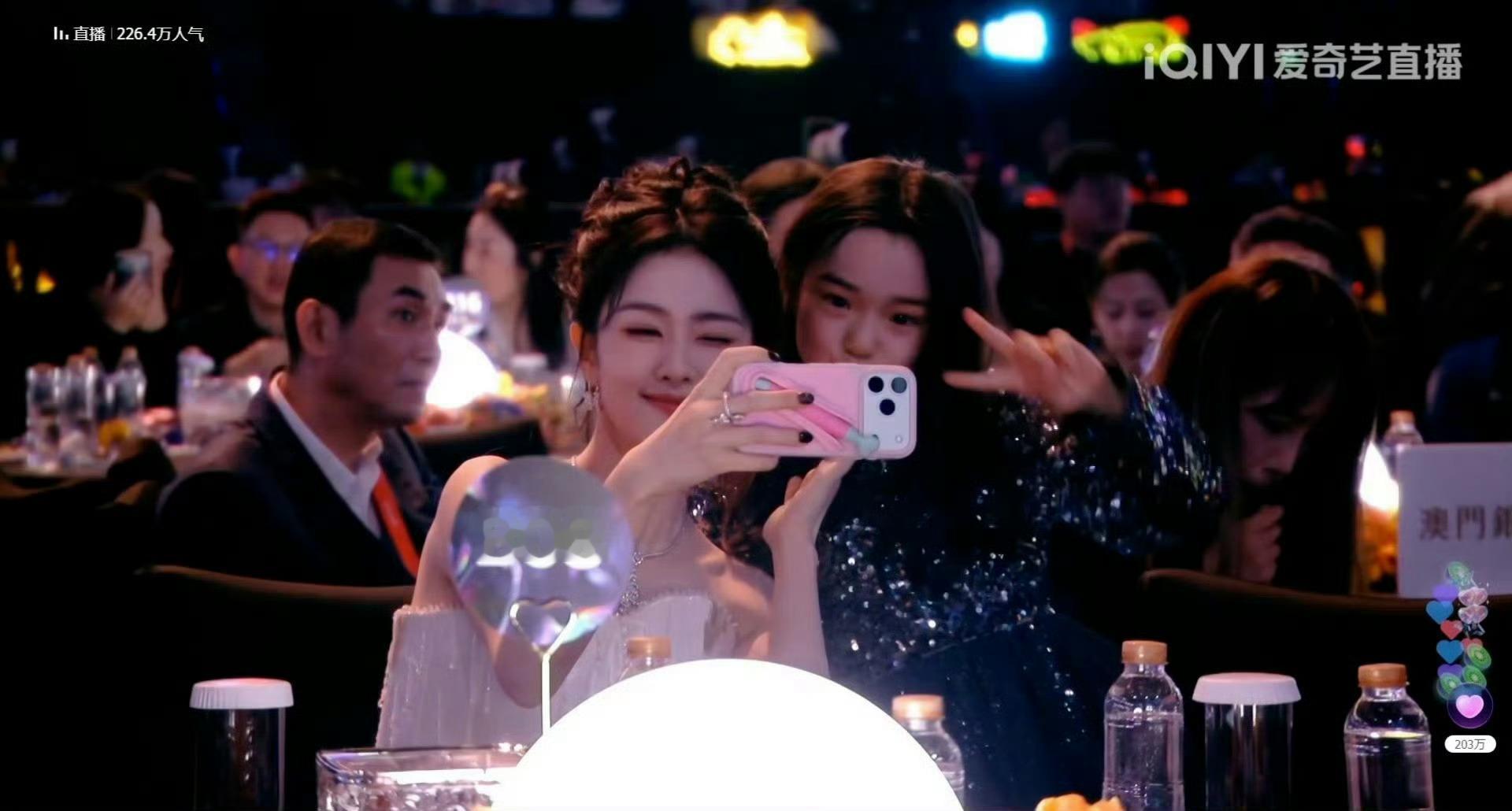 小酒窝成功追星白鹿小酒窝终于和白鹿见面了！成功追星