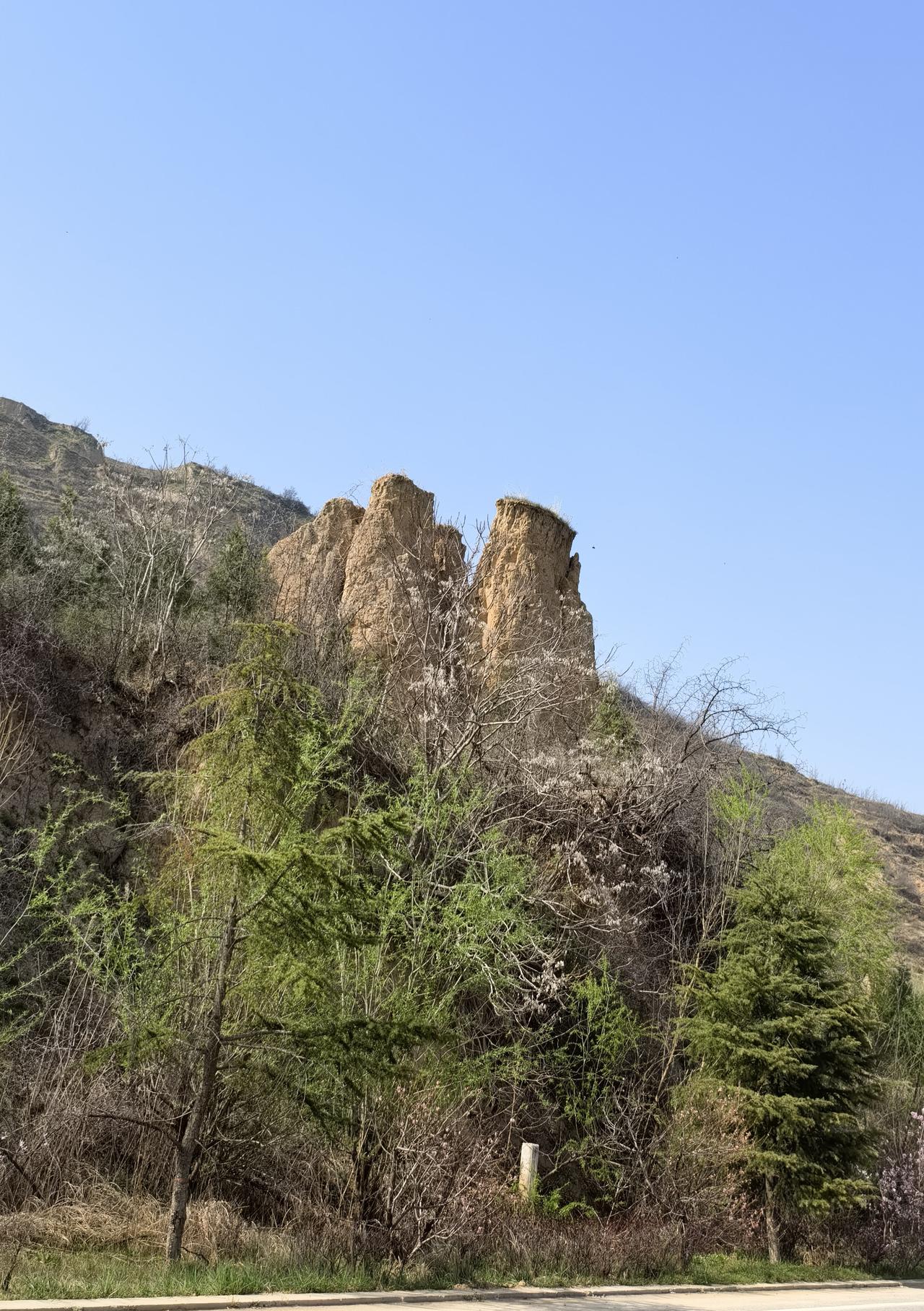 沿黄公路突然发现一处景观，停车细看，越看越党得象双手合什的三尊佛，好像是天然形成