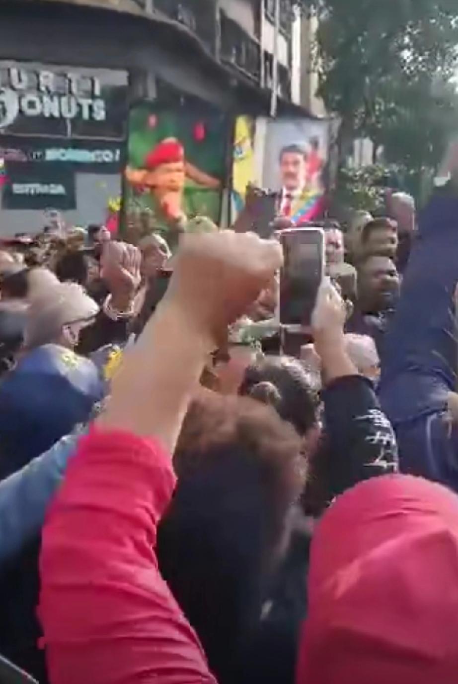 据路透社报道，一名潜伏在马杜罗核心圈子的中央情报局CIA线人协助美军追踪马杜罗的