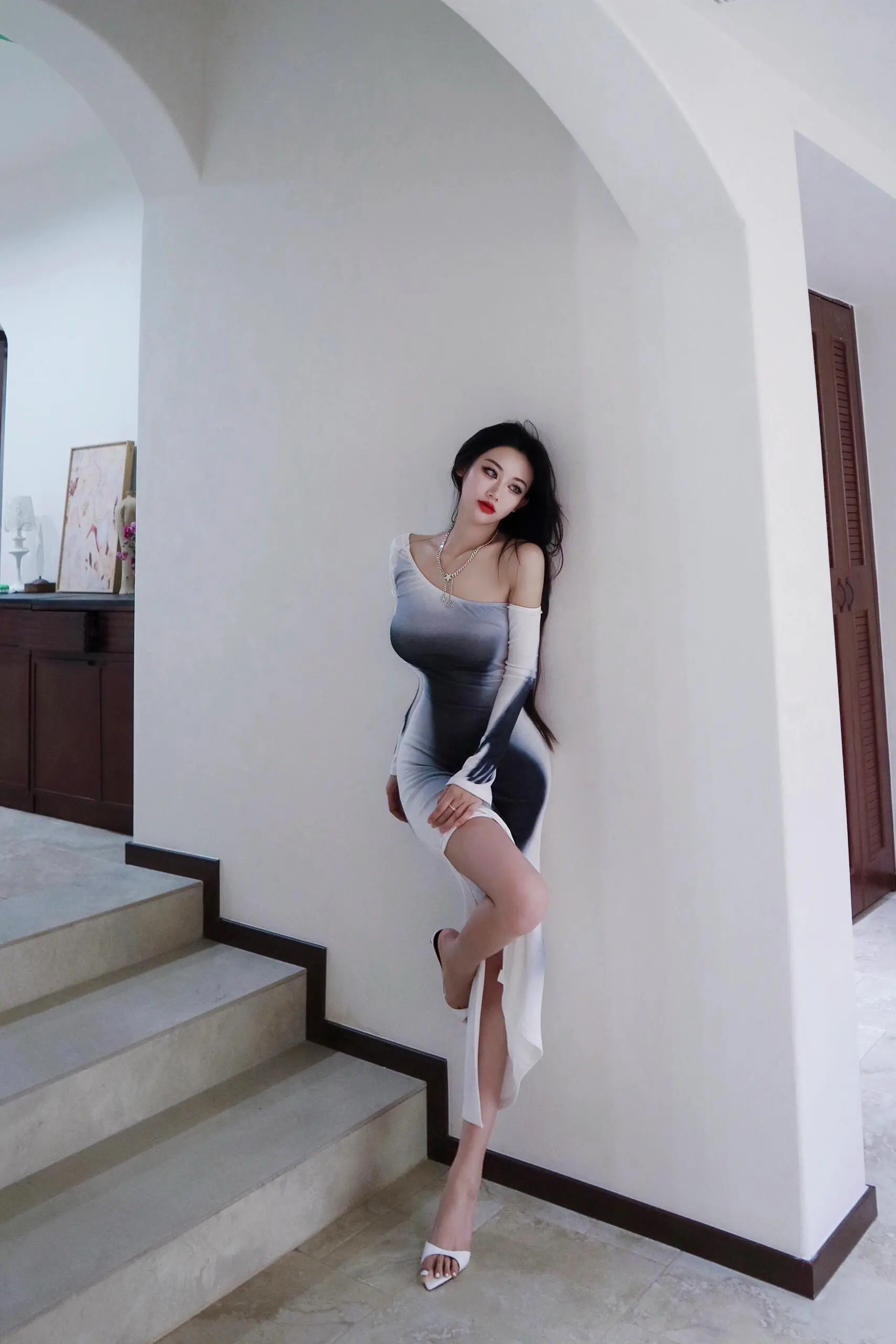 “黑白之间，是我的主场。 一字肩，开衩裙， 每一寸都在说：我值得被看见。