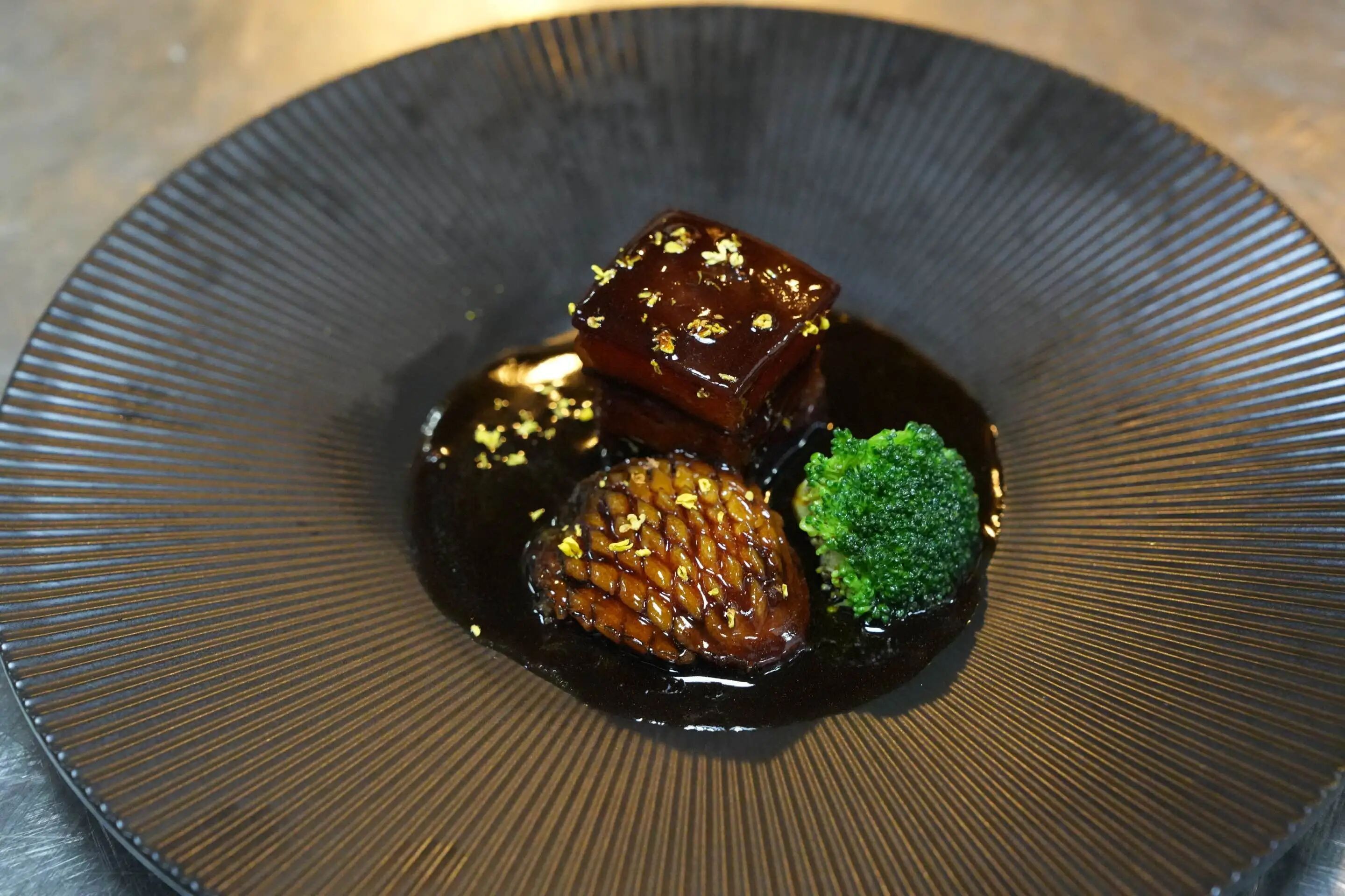 一道东坡肉，要经烙、煮、炖、煨、蒸等多个步骤。“东坡肉是‘焖’出来的，格外讲究火