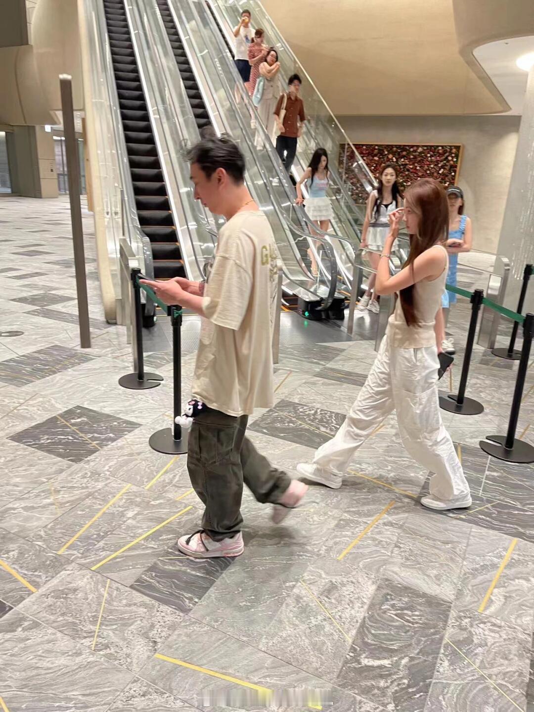 东京偶遇王思聪[求饶]又偶遇王思聪了，本来只是觉得像 后来看到跟着这么多美女 那