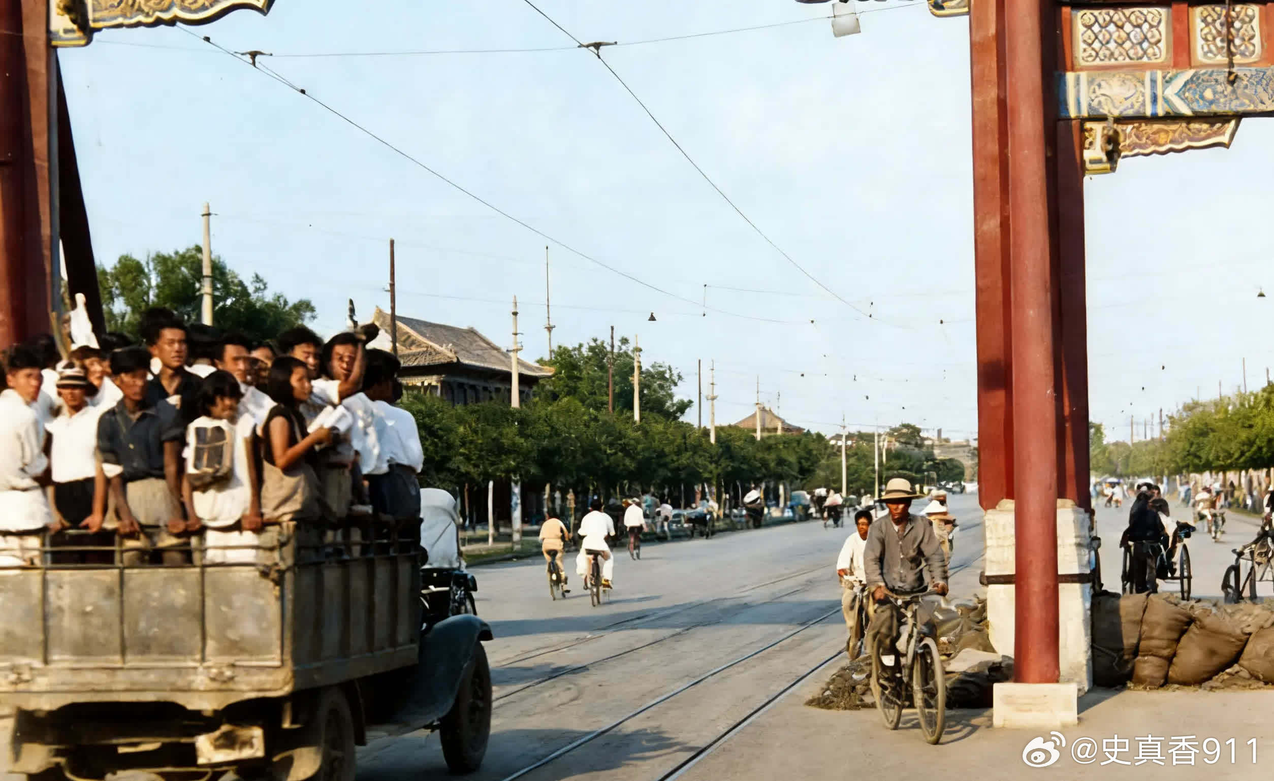 老照片中的历史：奔赴前线。北平军民抗敌热情高涨，这是学生们在乘车赶赴卢沟桥前线。
