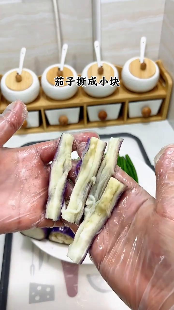 茄子烧豆角。
·切好的茄子、豆角扣盖大火蒸八分钟，蒸到筷子能搓动。
·茄子撕成小