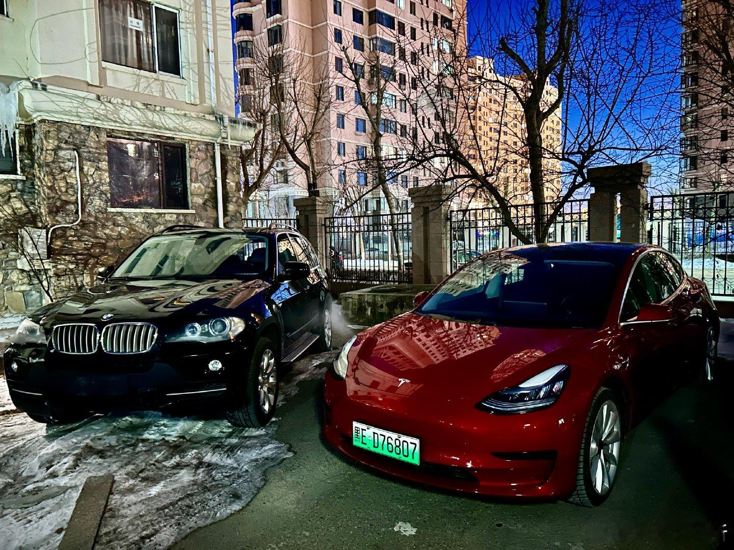 如果说开电动车是为了弥补开 V8 对环境所犯下的罪，那开 V8 就是为了弥补开电