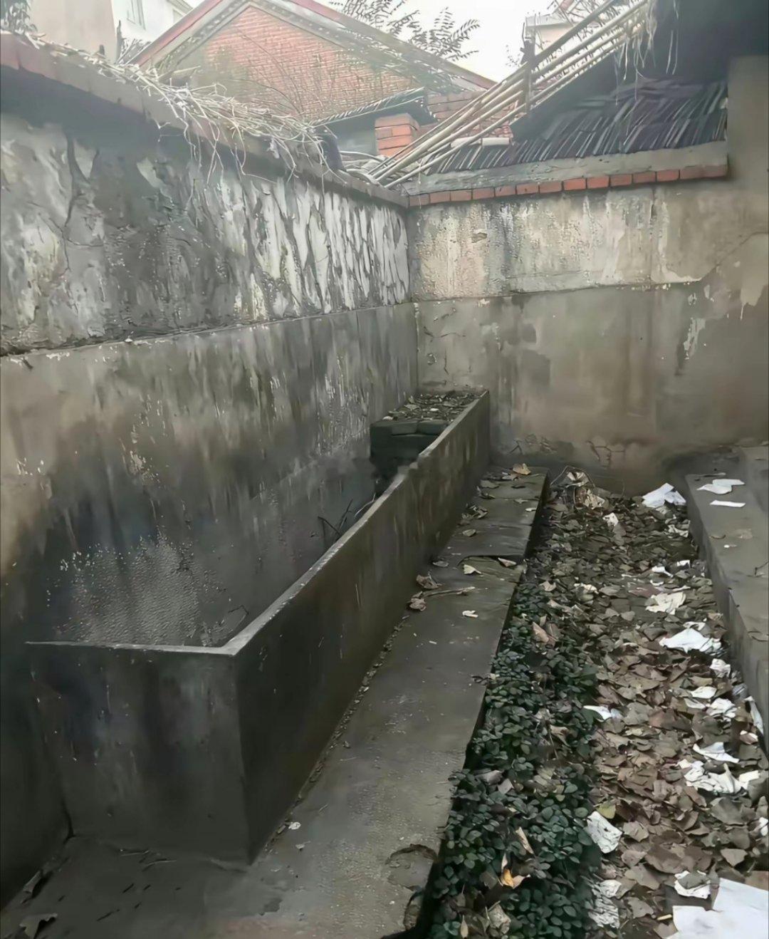 70年代的厕所，现在的00后肯定没用过吧！感觉晚上拉很容易踩到！ 