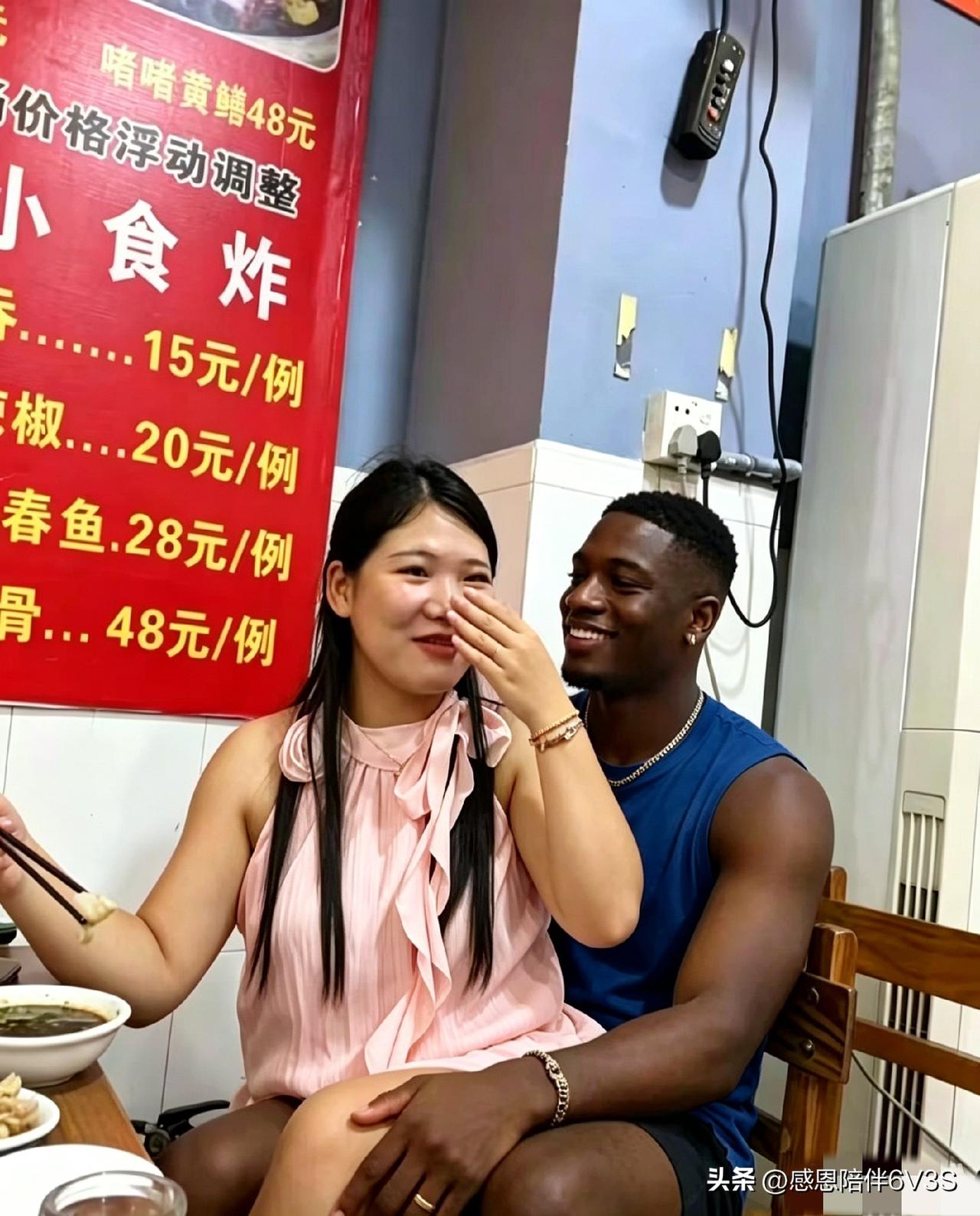 瞧见这位小姐姐坐在男朋友腿上吃饭，那得意的模样，简直甜得发腻！被发现录像后，她捂