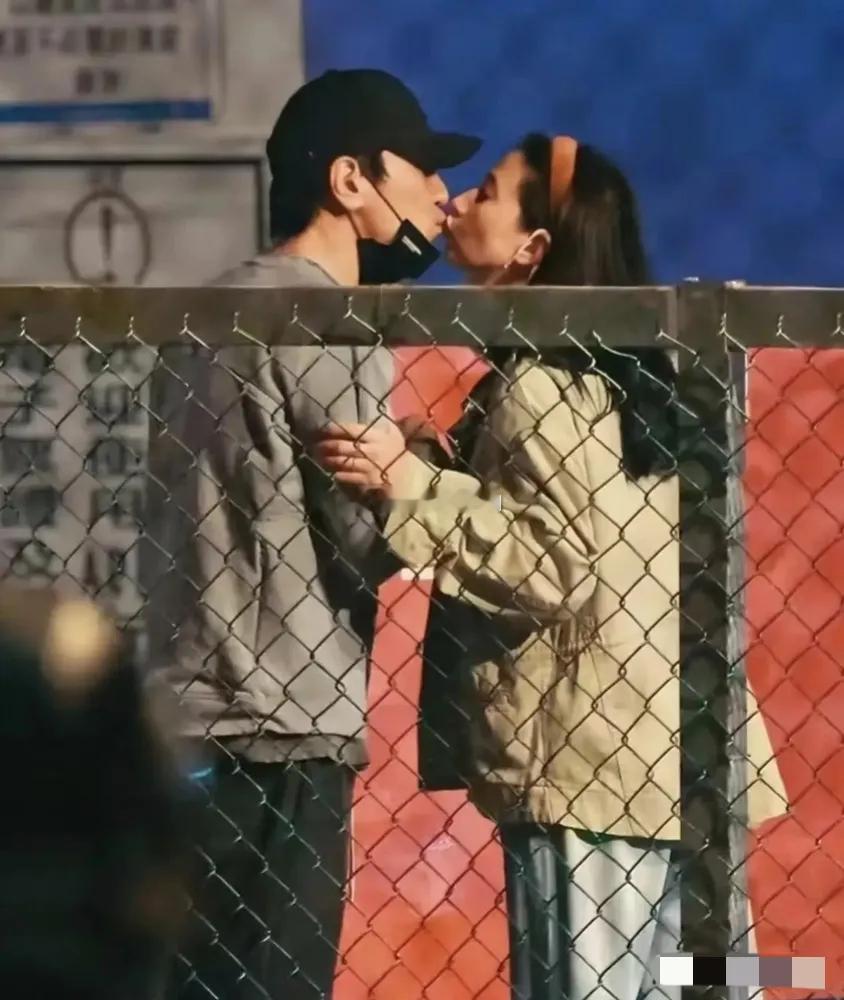 46岁的高圆圆也太绝了吧，这身材简直像花瓶一样凹凸有致，太让人惊艳了，赵又廷选老