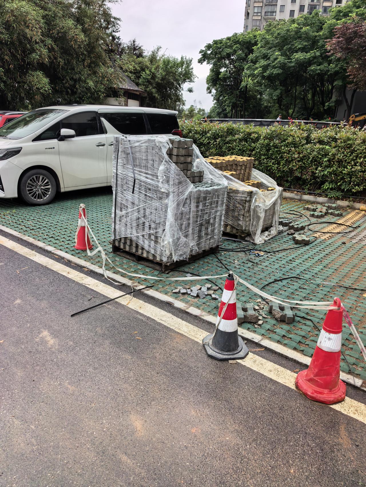 大家发现没有，小区里面乱停乱放停车不规矩的永远就是那几户，而且我还发现他们基本都