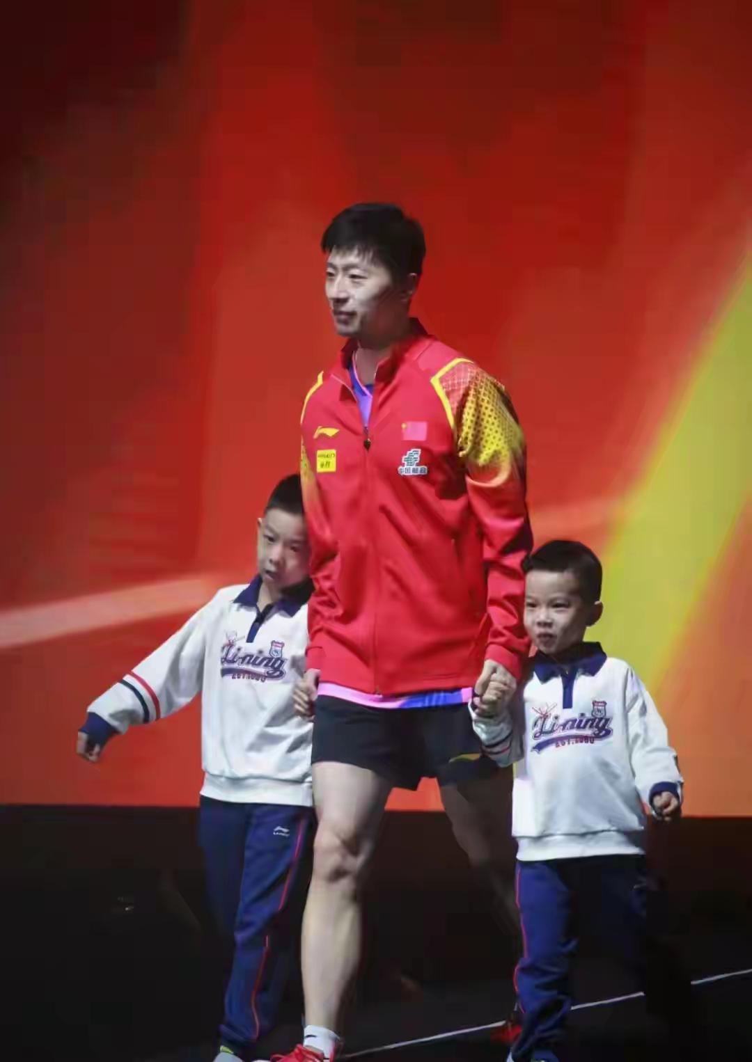马龙：泪目！离开两年啦，那年的北京他牵着两儿子进场
     
      时间