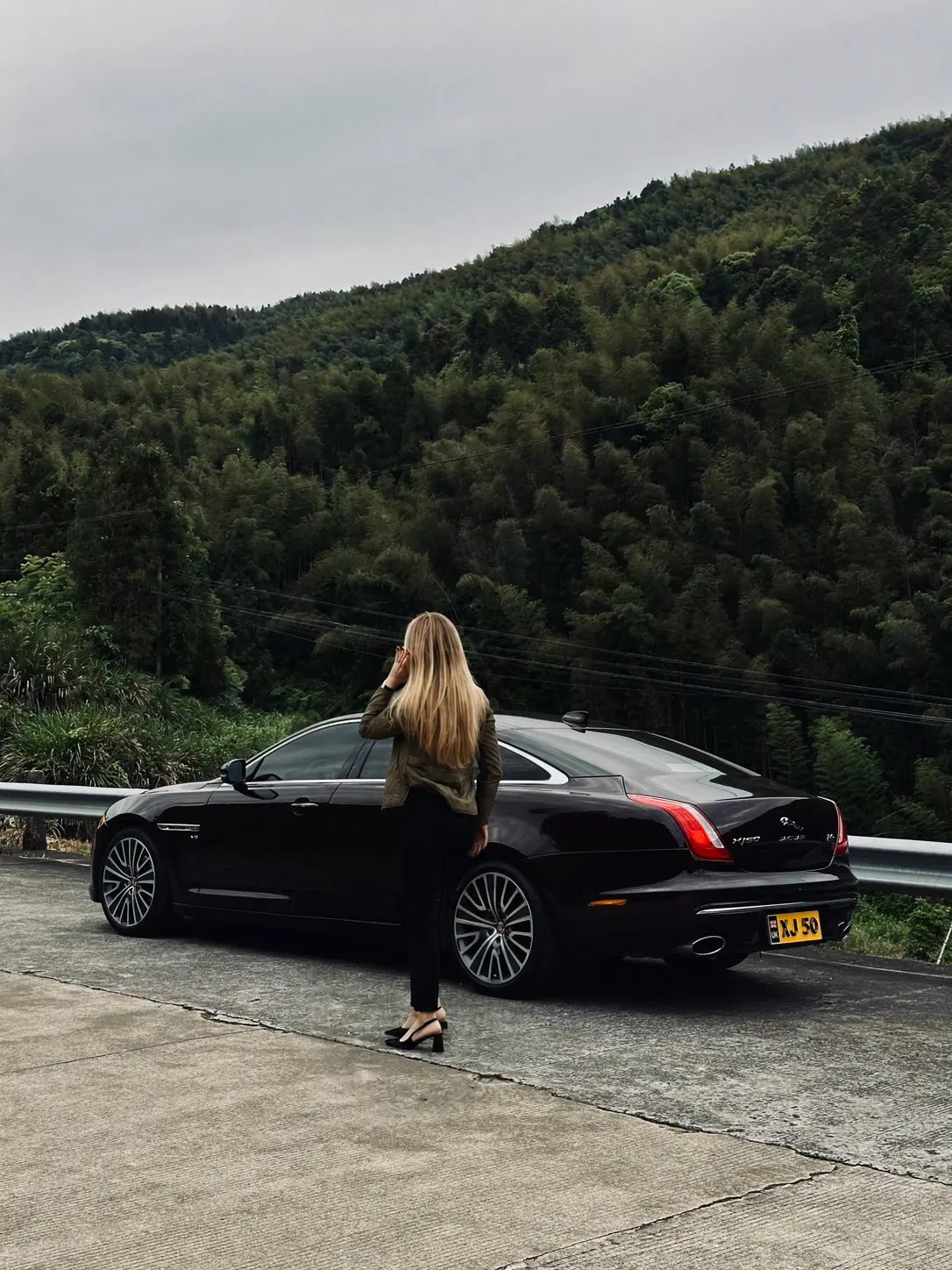 Woman VS Jaguar XJ50。