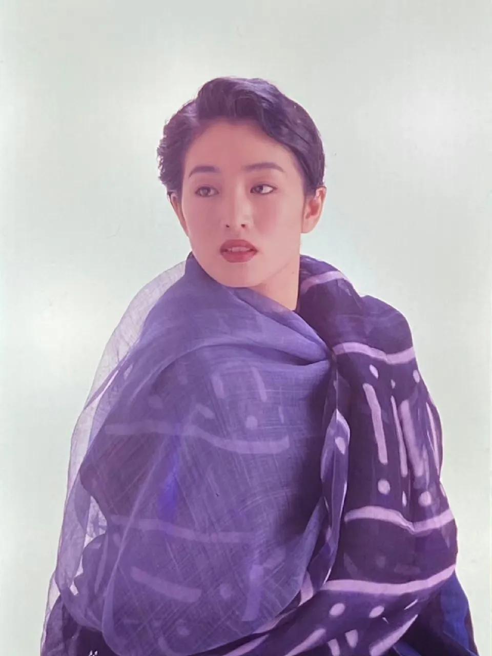巩皇的气质太绝了，听说她的化妆师都不给她涂口红的，因为她气场太强[捂脸]
你们说