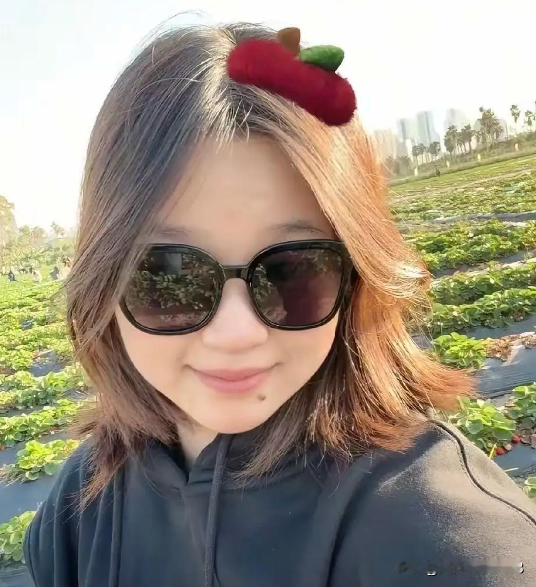 全红婵回老家真是太幸福了，现在的全红婵自由自在，还染了头发。这次回老家白天在自己