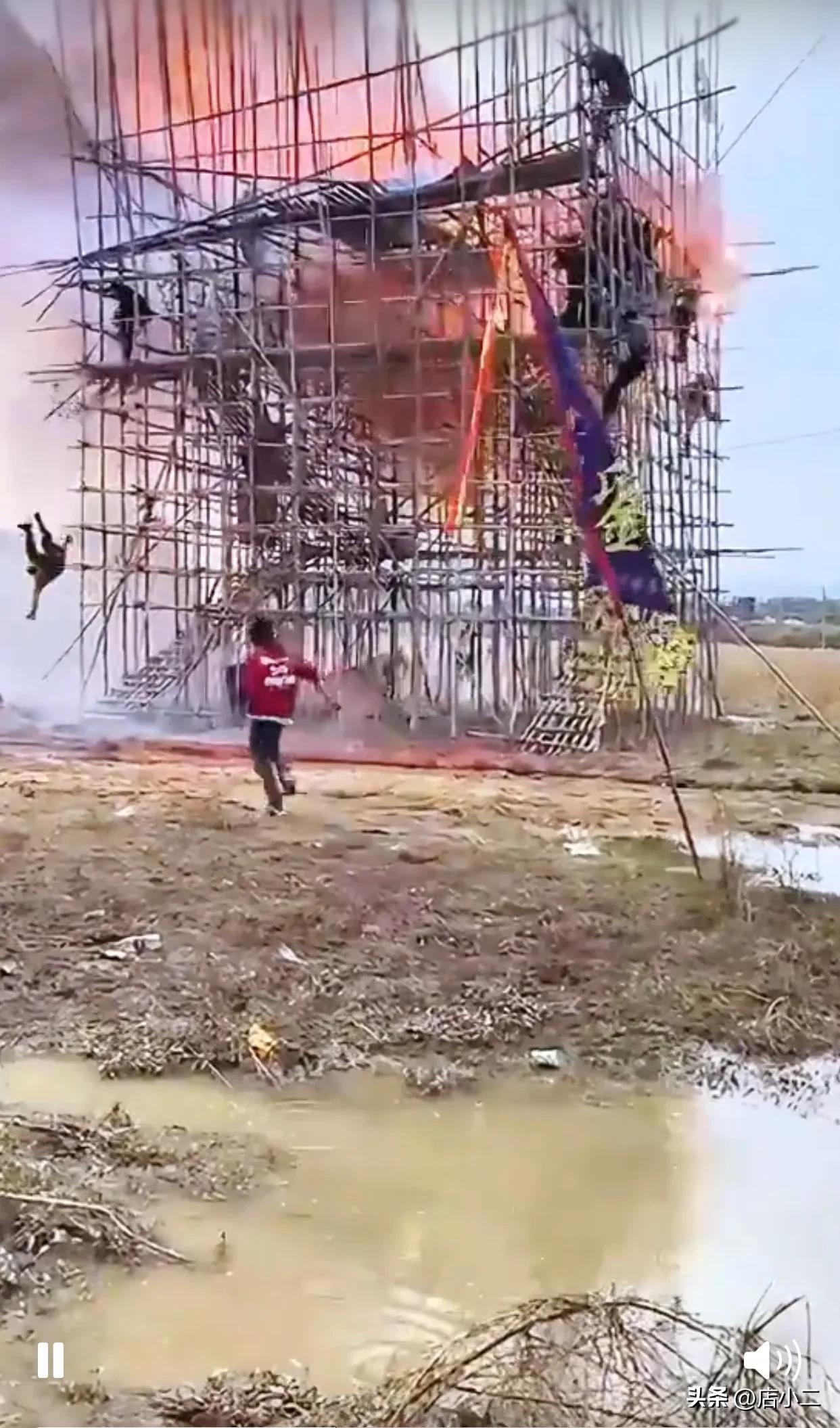 近日广东云浮一村庄举行民俗，多人被鞭炮炸伤从高台坠落。

画面可以看到平地起了一