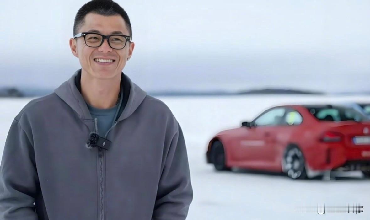 陈震这个人看面相：两腮无肉，神仙难斗;看粉丝：物以类聚   人以群分。他被永久封