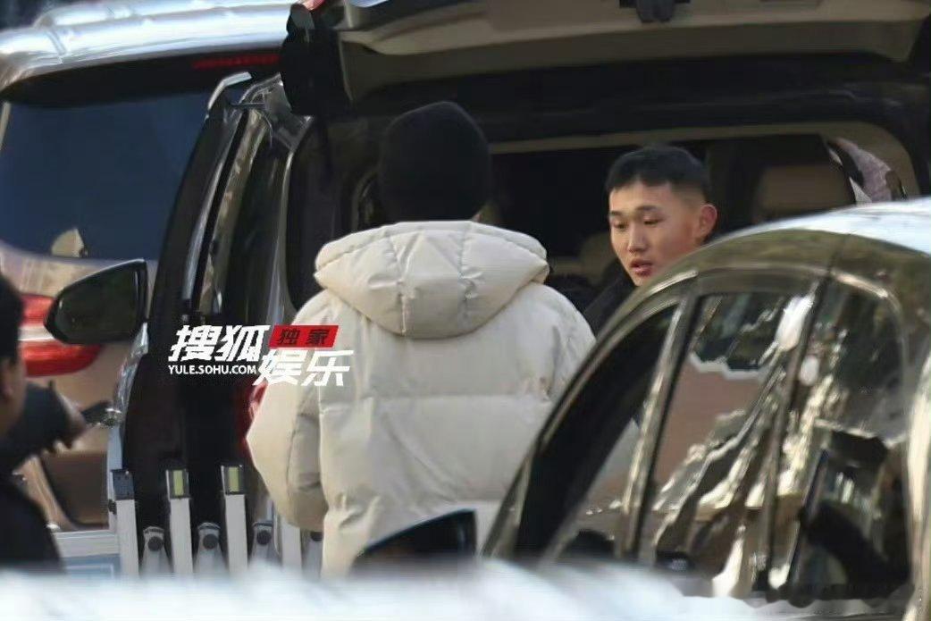 丁禹兮现身蛇年春晚第三次彩排，真的太让人期待了！相信他一定会在春晚的舞台上绽放光