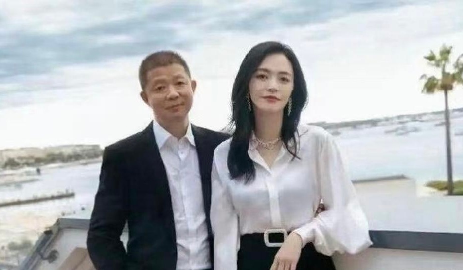 姚晨‎‏和﻿﻿老公同框出镜﻿，看起来有﻿点不‎太搭。 