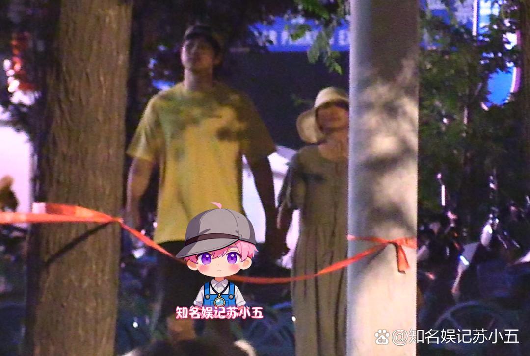 金莎孙丞潇牵手遛狗 遛狗孙丞潇金莎牵手遛狗